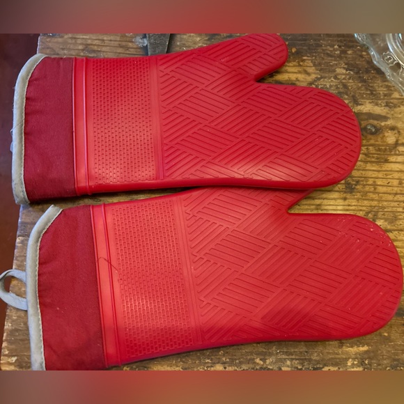 Better Homes And Gardens Pair Of Silicone Gloves Hot Mitts Slightly Used Red - Picture 1 of 3